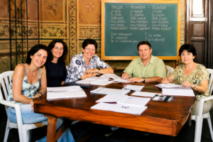 Italienischkurs mit einer Gruppe von Teilnehmer an einem Tisch